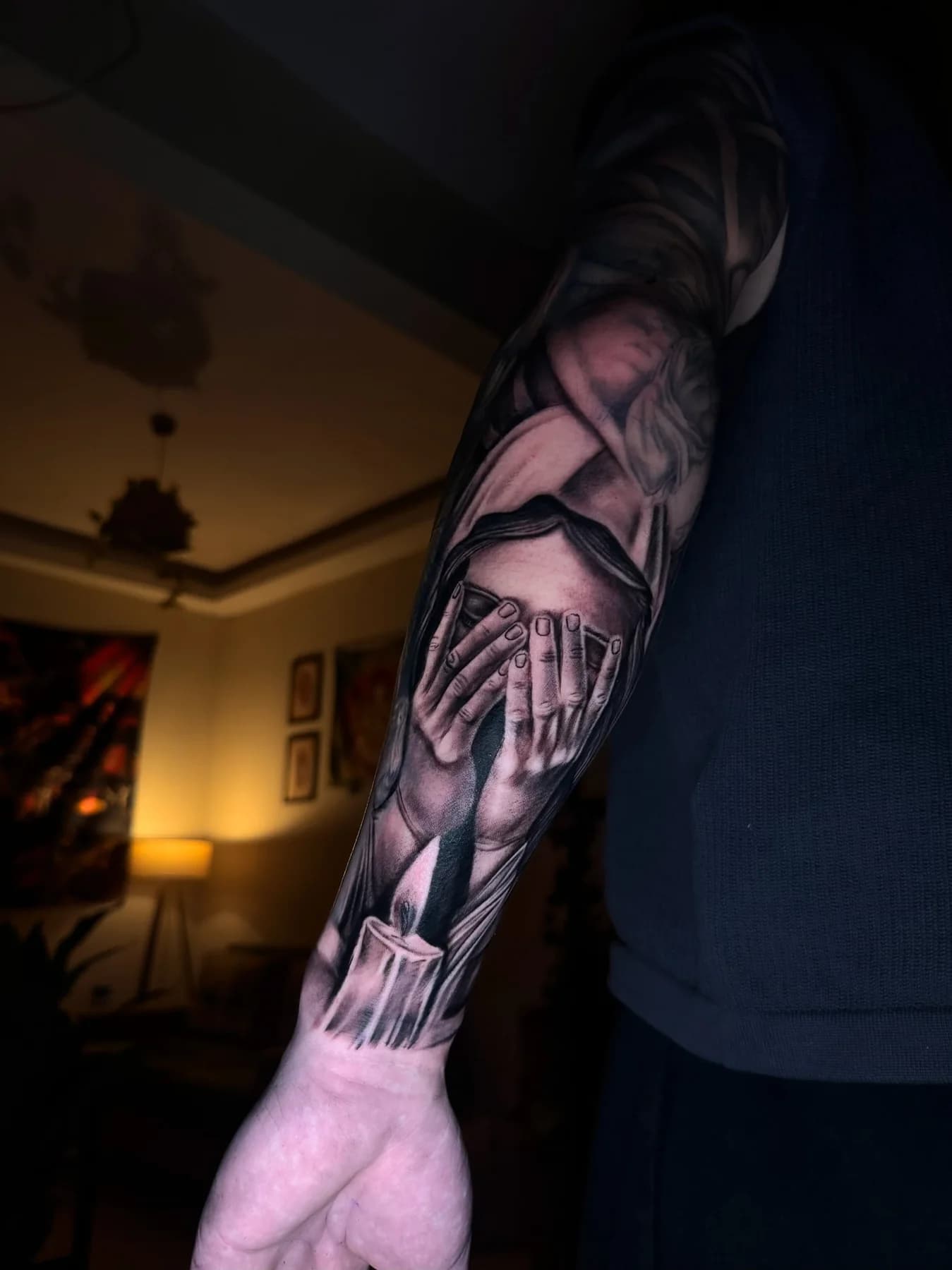 Black and grey kol dövmesi